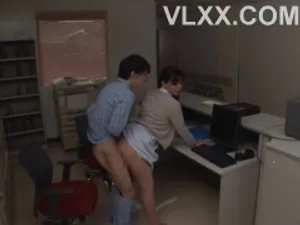 Ba mẹ đi vắng, hai anh em ở nhà chơi trò "người lớn"