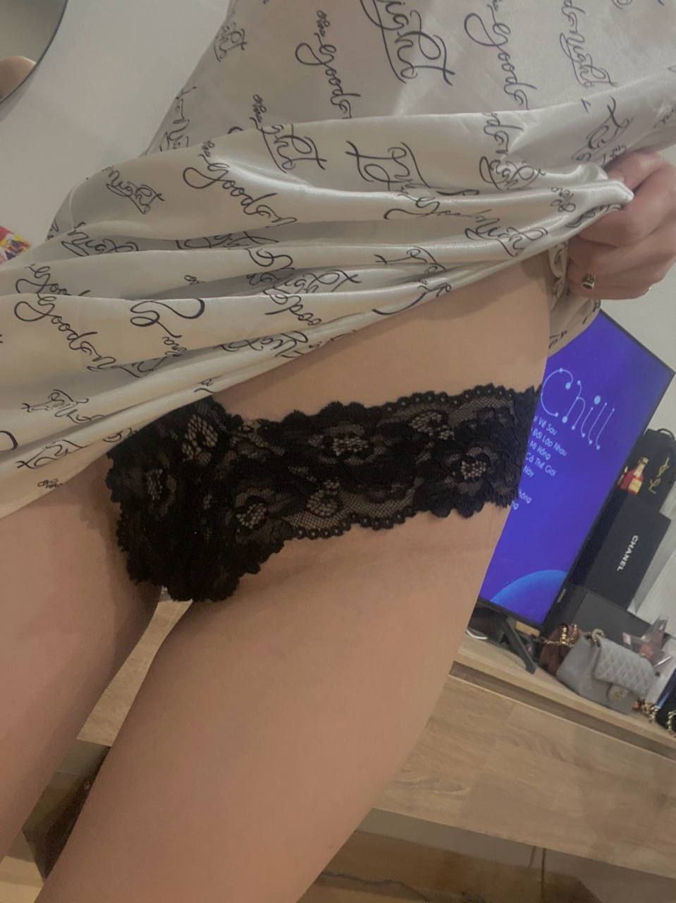 Vụng trộm với bố dượng mỗi khi mẹ đi vắng